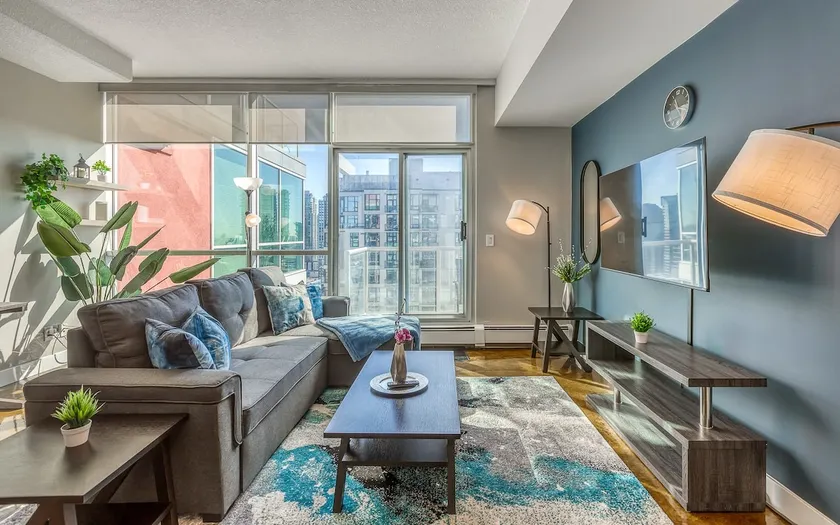 Luxury 2BR Condo - King Bed - Stunning City Views - Image 1