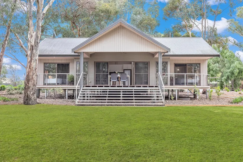 Luxury Waterfront Retreat on Murray River - Image 1