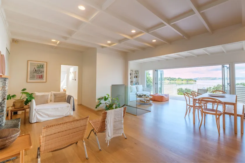 Koi Waiheke with private beach access and mooring - Image 1