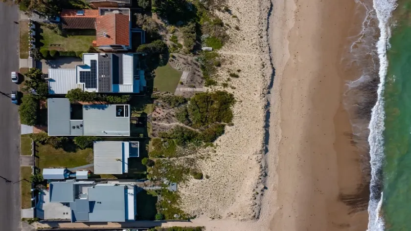 Luxury absolute beachfront home - Image 1