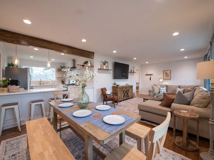 Crossing House · Boutique, Chef Kitchen, Downtown - Image 1