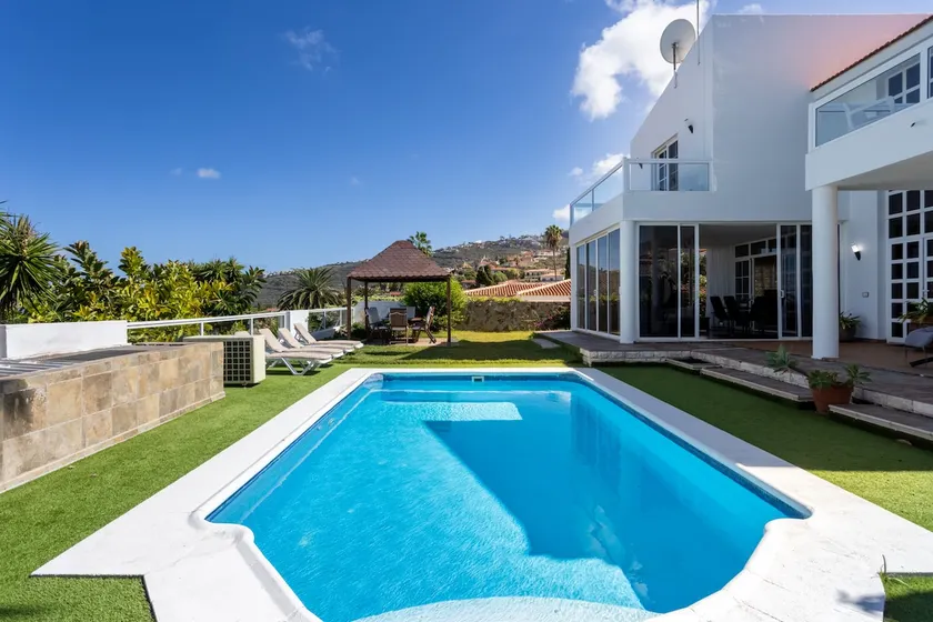 Fantastic home with amazing sea views - Image 1