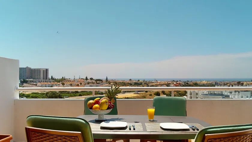 Apartamento en Albufeira Portugal con piscinas y jardines - Image 1