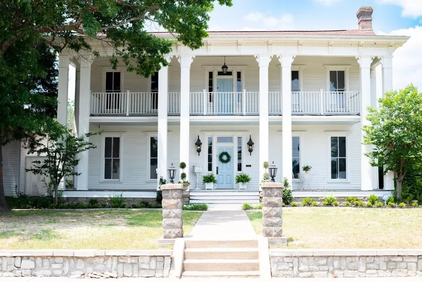 Luxury historic house with pool and pickleball - Image 1