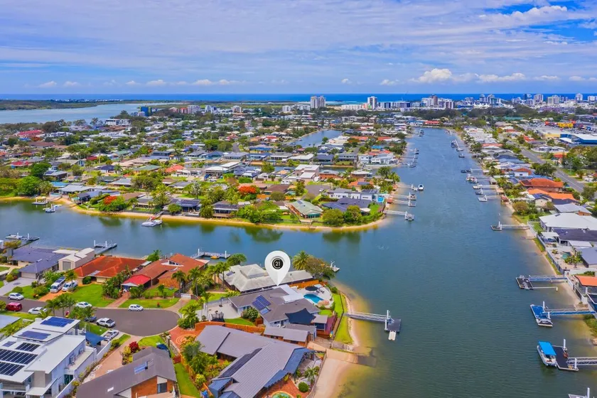 4 bedroom home on canal - Image 1