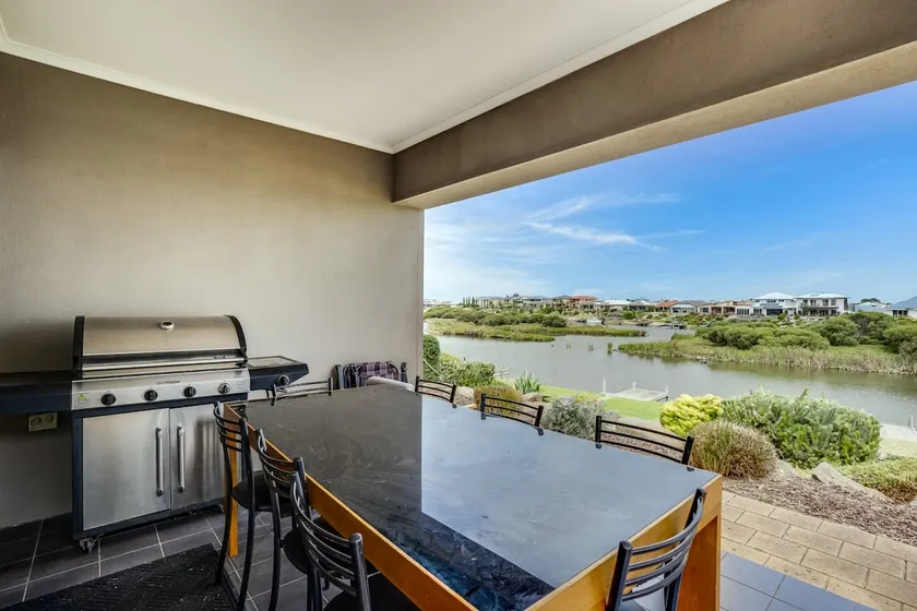 Beautiful Island Blanche Pde Hindmarsh Island - BYO Linen - WiFi - Image 1