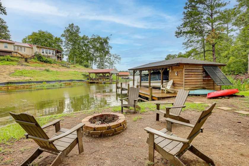 Charming Lake Sinclair Cabin Fire Pit Dock - Image 1