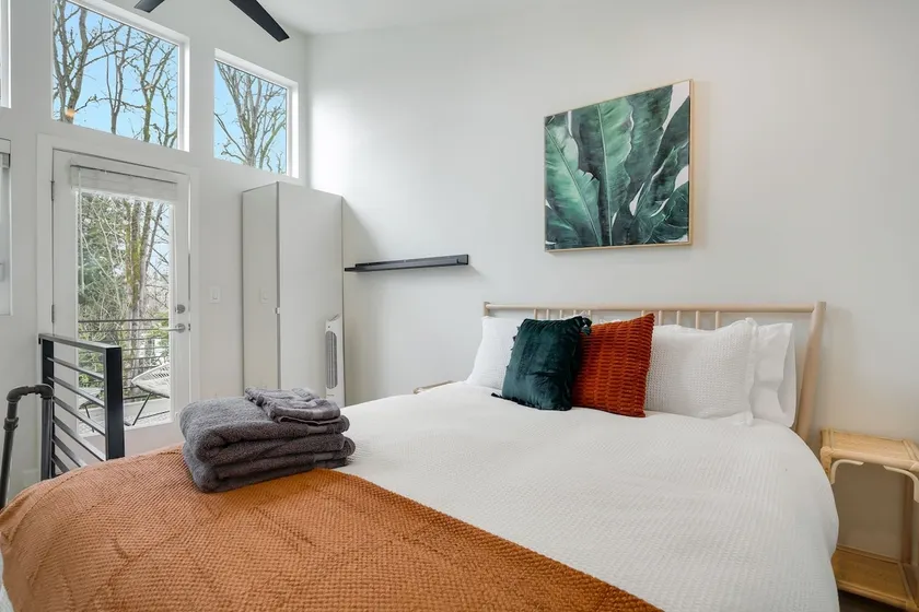 Chic 2BR Townhome Near Downtown Seattle & Alki - Image 1