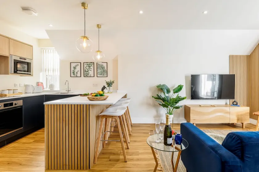 Homely Penthouse w/ Balcony, Free Parking & Wi-Fi - Image 1