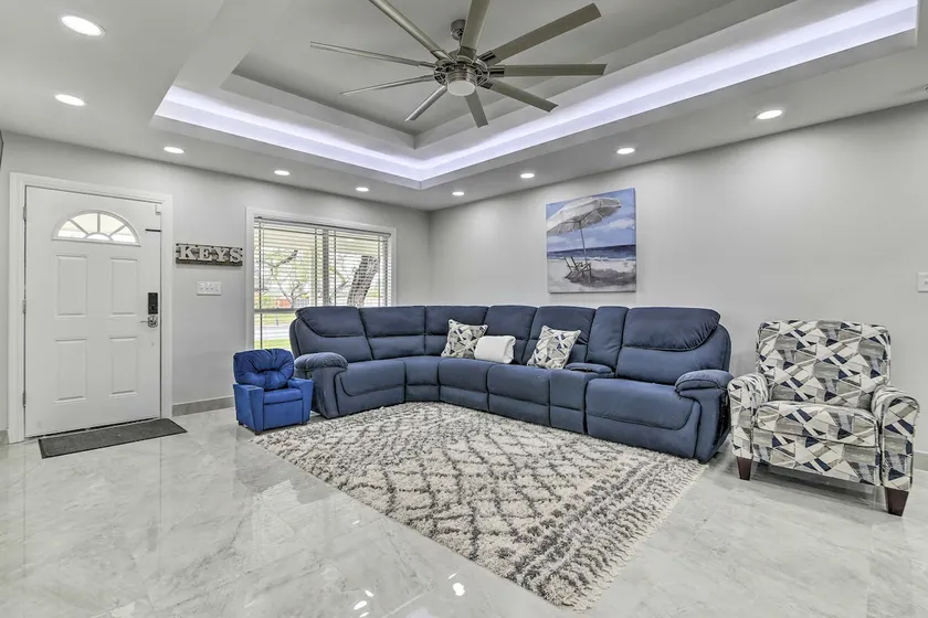 Patio & Grill: Spacious Gem Near Gulf Coast! - Image 1