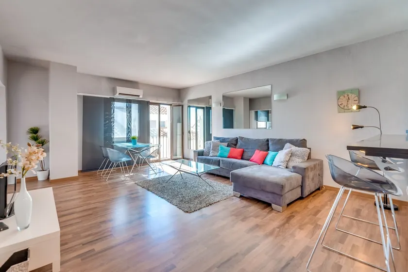 Chic Designer Apartment with Sea Views, Wi-Fi and Air Conditioning - Image 1