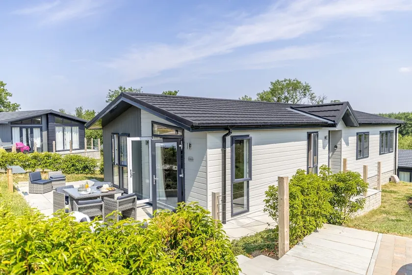 Rose Lodge, 21 Roadford Lake Lodges - Hot Tub, Free Parking and WiFi, Short Walk to Lake - Image 1