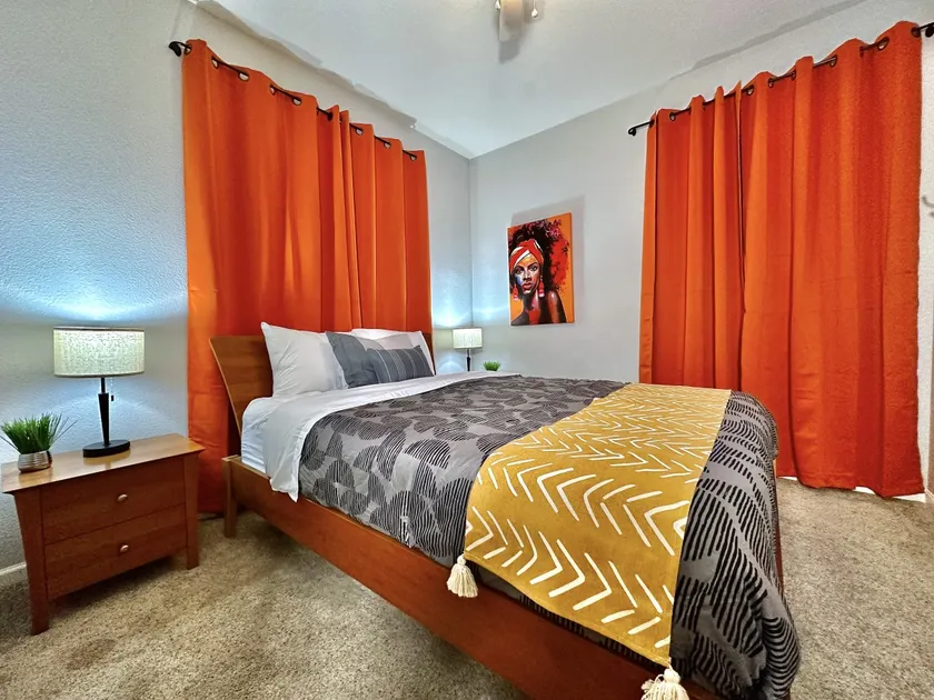 King Bed · Garage · 10 Min to Airport & Downtown - Image 1