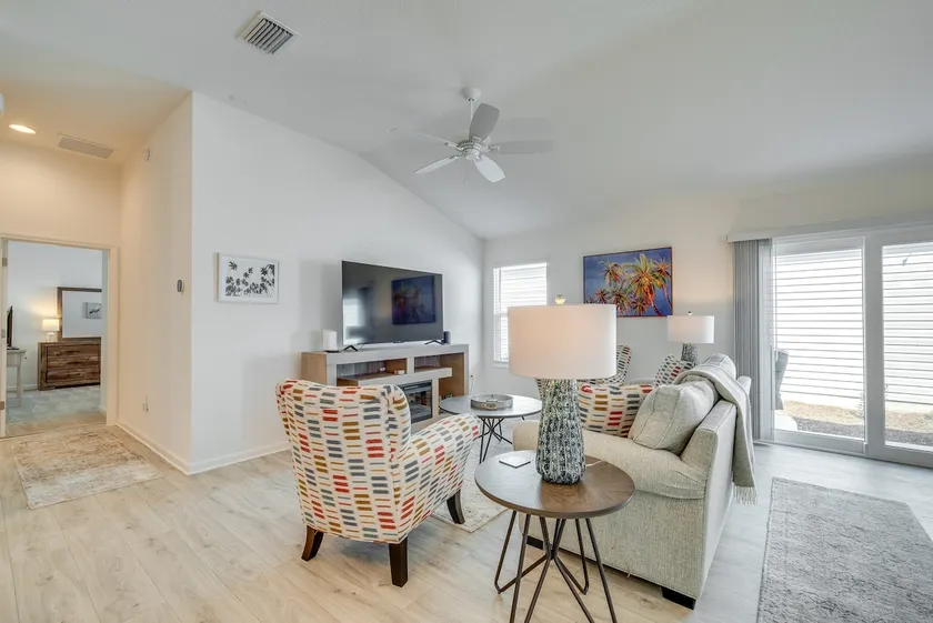 Pool Access, Patio & Grill: Sunny Florida Escape! - Image 1