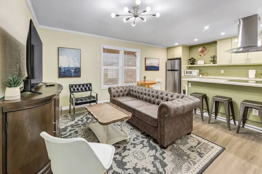 Juniper: 2nd floor, King Beds/Close to A&M - Image 1
