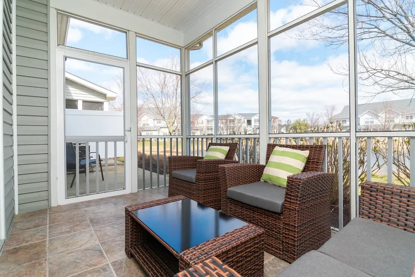 Walk to Outlets & Breweries, Restaurants and community pool - Image 1