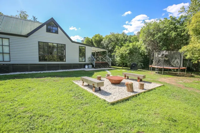 Lumley Abode : Family retreat a hop from the river - Image 1