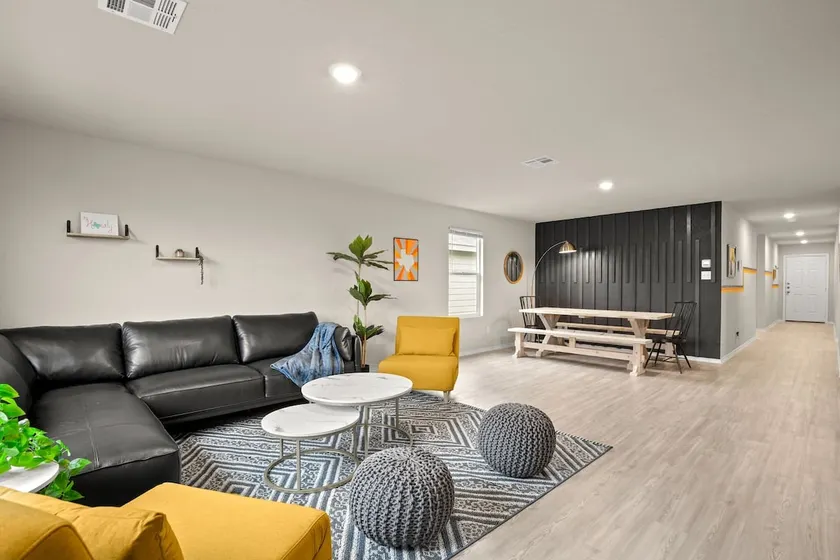 Spacious | Close to River Float | Sleeps 10 - Image 1