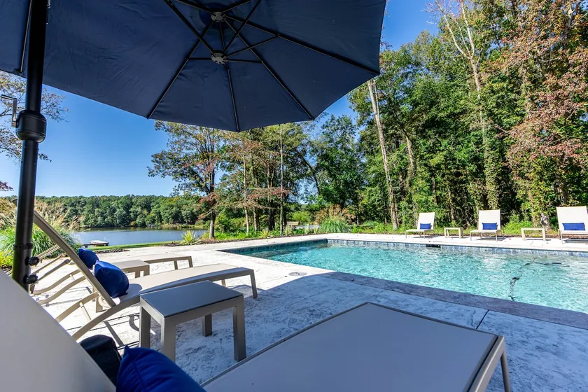 Soar like The Blue Herron in this lakefront home! - Image 1