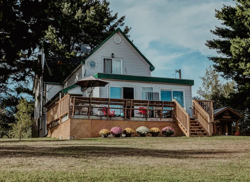 Lakefront Cottage - Image 1
