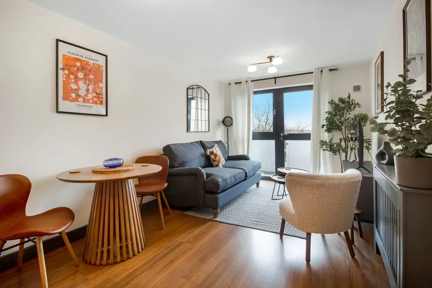 Central 1 BD + Sofa Bed in the Heart of Cheltenham! - Image 1