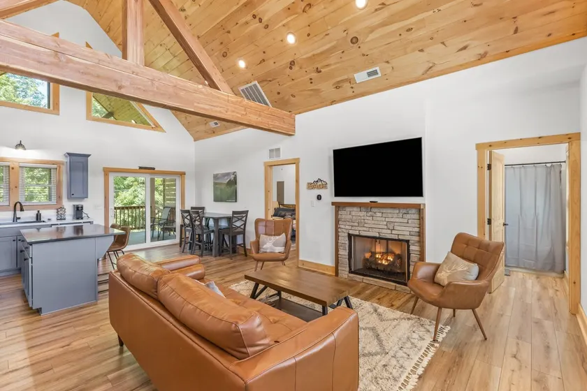 Hilltop Hideaway-Natural Bridge 2m/Modern/Hot Tub/New - Image 1