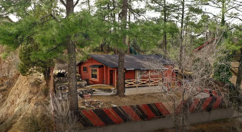 Rustic Cabin Bordering the Pines, Less than 1mi to DT Square - Image 1