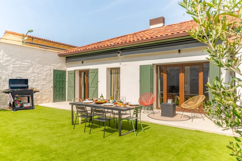 Spacious cottage with large garden and barbecue - Image 1