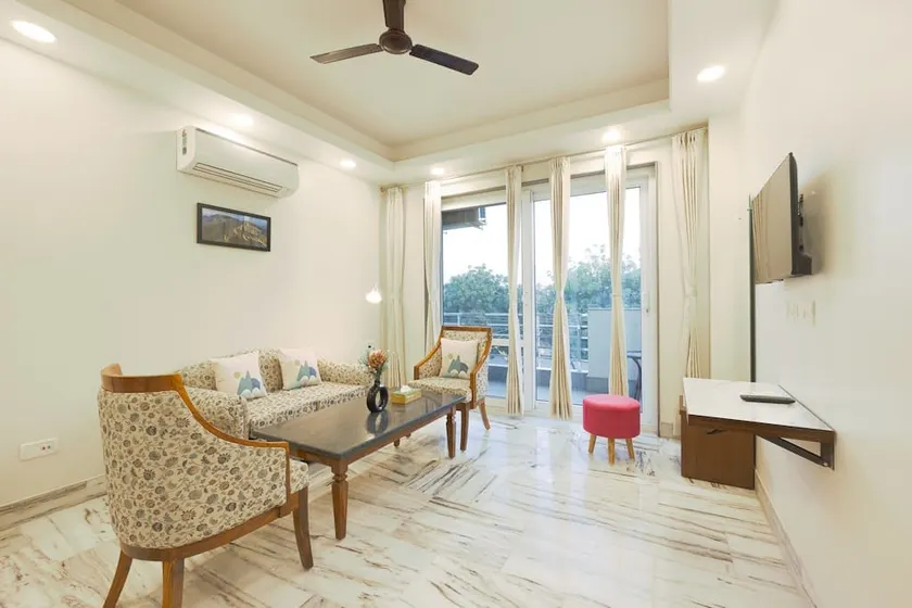 Peaceful City Paradise with King Bed & Tub - Image 1
