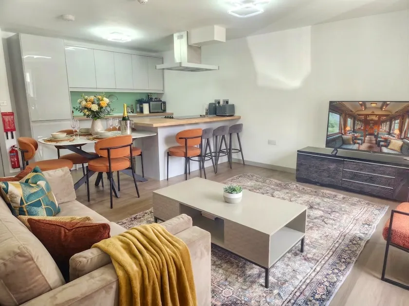 Horizon House, Luxury 2-Bedroom Ground floor flat, Parking, WiFi, Netflix - Image 1