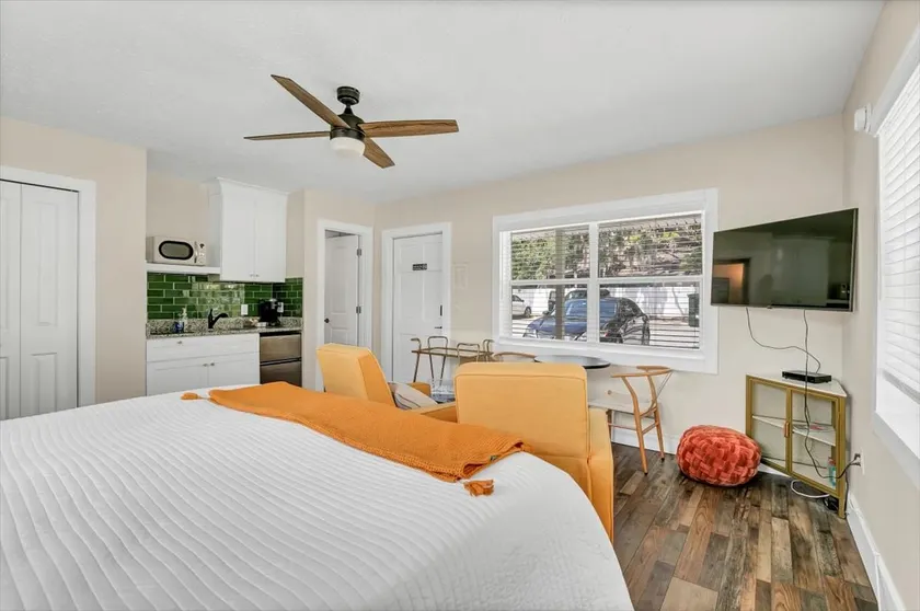 King Suite in DT: Self check-in & free WIFI - Image 1