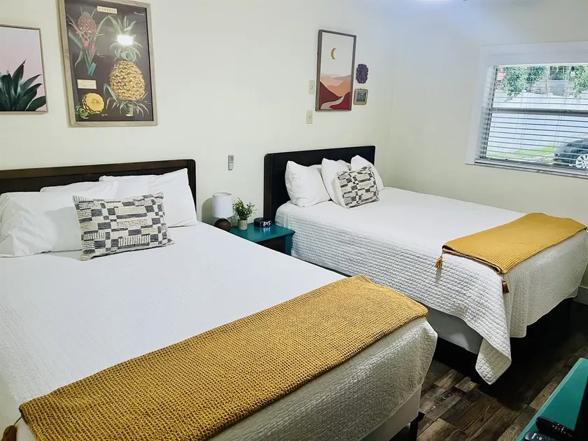 2 Queen Beds Cottage – Charming Old Florida Escape - Image 1