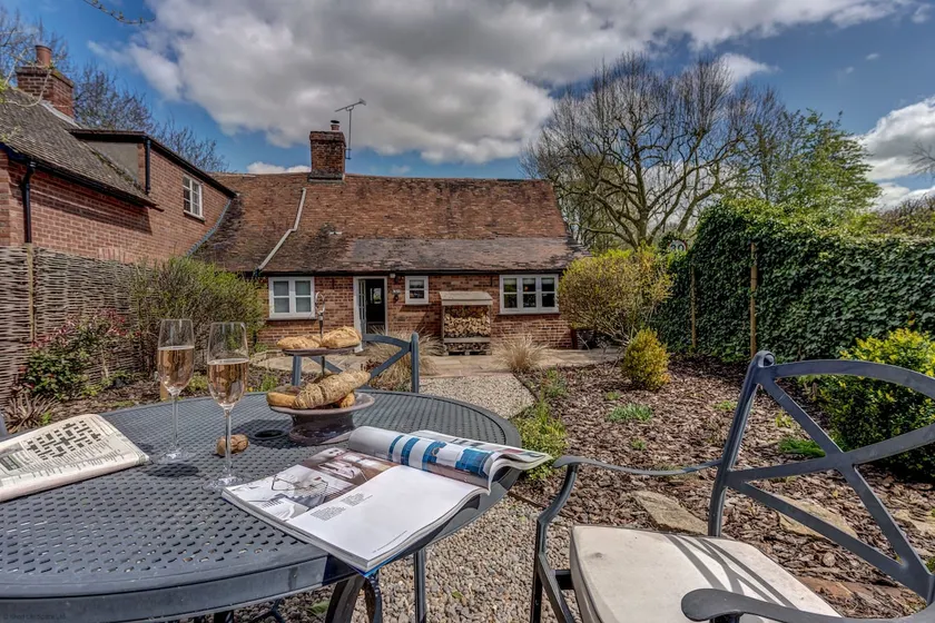 The Bolthole | Oxfordshire Holiday Let | 2 Beds & Sleeps 3 - Image 1