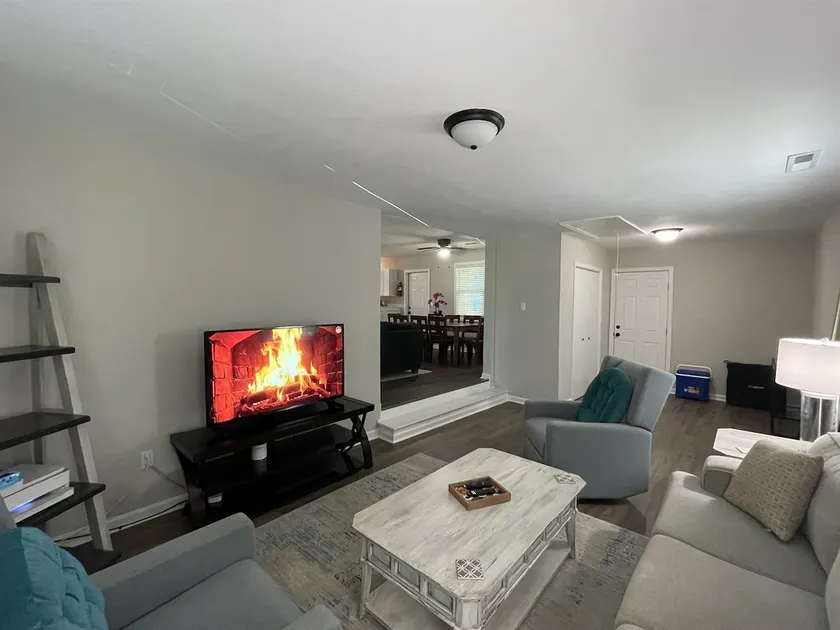 King Suite Hot Tub Fireplace Fire Pit Foosball 1 - Image 1