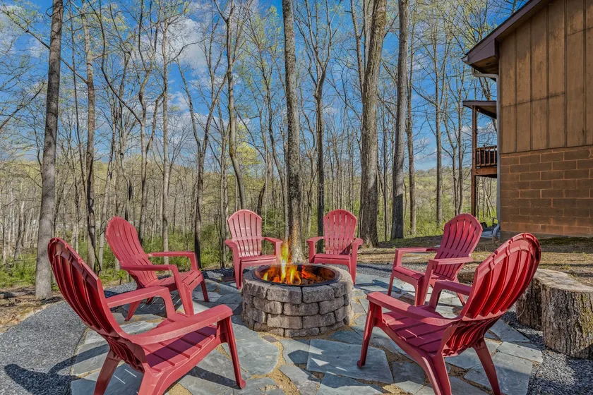 Maple Haven - Wifi - Fireplace - Deck - Fire Pit - Family Friendly - Game Room - Pool Access - Image 1