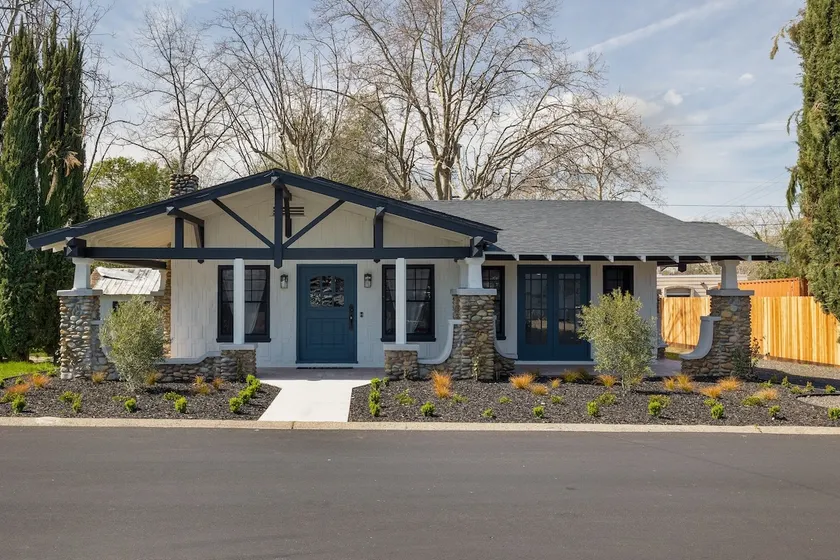 Antique Cottage in Old Roseville - Image 1