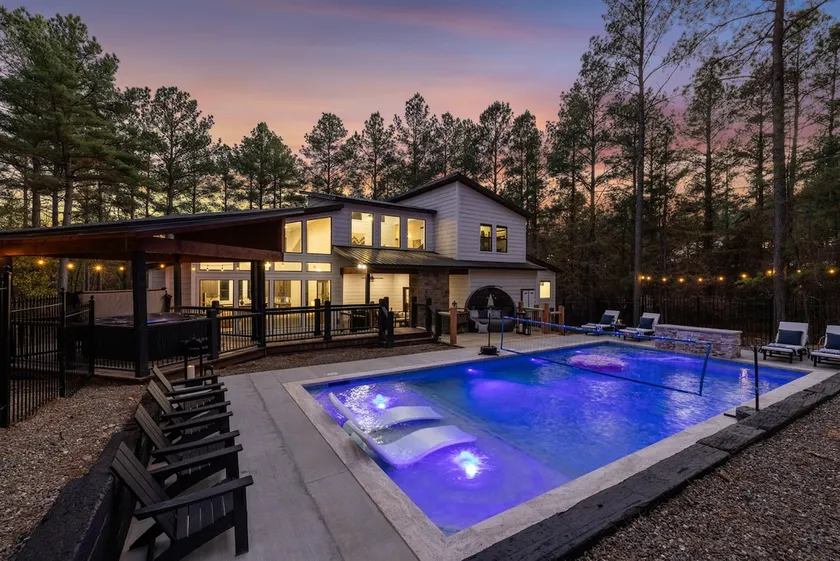 EPIC Cabin:Private Glow Golf/Pool/Pickleball&Hoops - Image 1