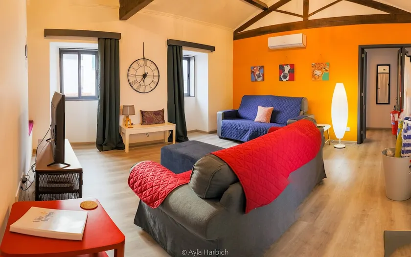 Character 2BR Upper Retreat con terrazza barbecue e parcheggio - Image 1