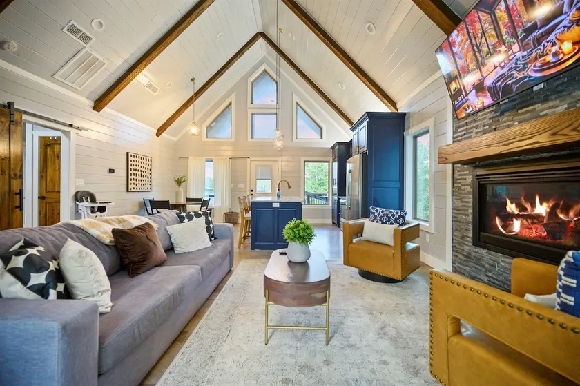 Couples Romantic Cabin! Hot Tub, Pizza Oven - Image 1