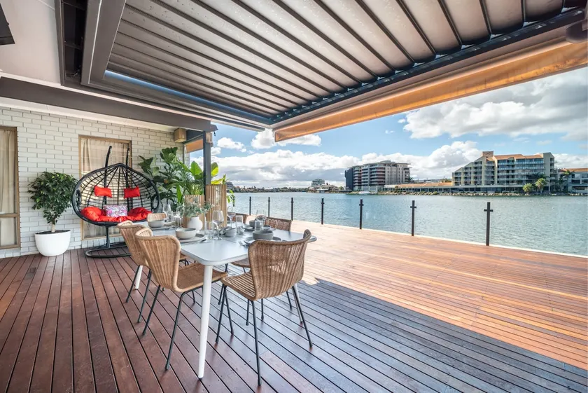 La Brisa - Waterfront Retreat between Lake & Coast - Image 1
