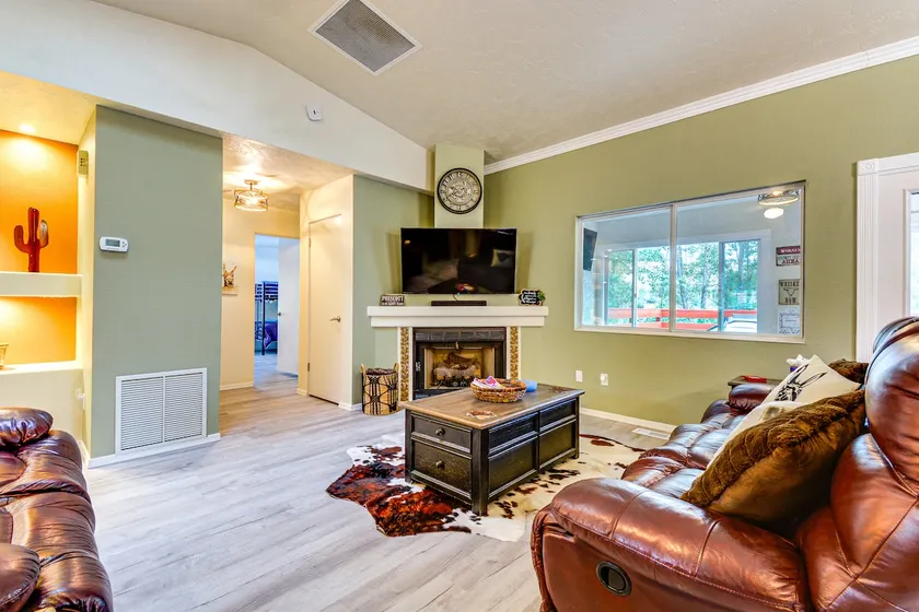 Mountain-View Deck: Pet-Friendly Home in Prescott - Image 1