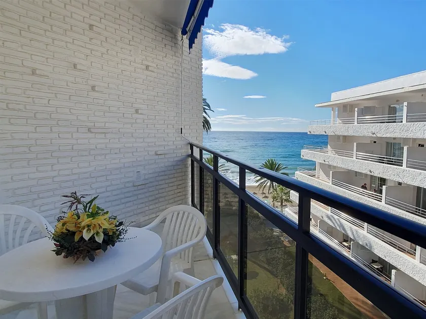 Skol 439 Spacious and Refurbished Apartment with Sea Views - Image 1