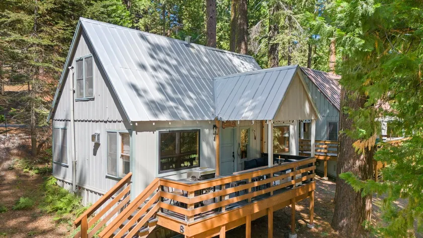 Strawberry Cabin w/ River View 10 min to Pinecrest - Image 1