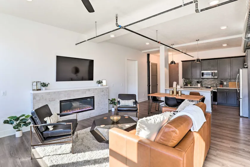 Walk to UNL Campus: Dtwn Lincoln Loft Apt! - Image 1