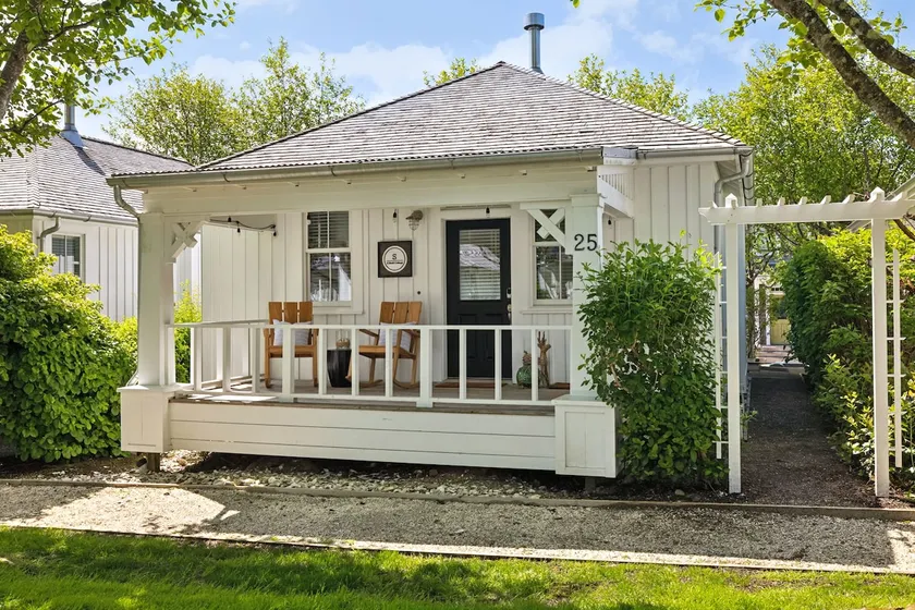 A Swell Cottage: Covered Porch & Steps to the Park - Image 1