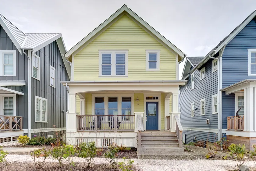 Cascadia: Covered Porch & Carriage House - Image 1