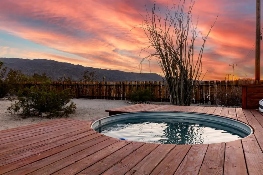Vintage Oasis: Hot Tub, Fast Wifi, 5 mins to Park - Image 1