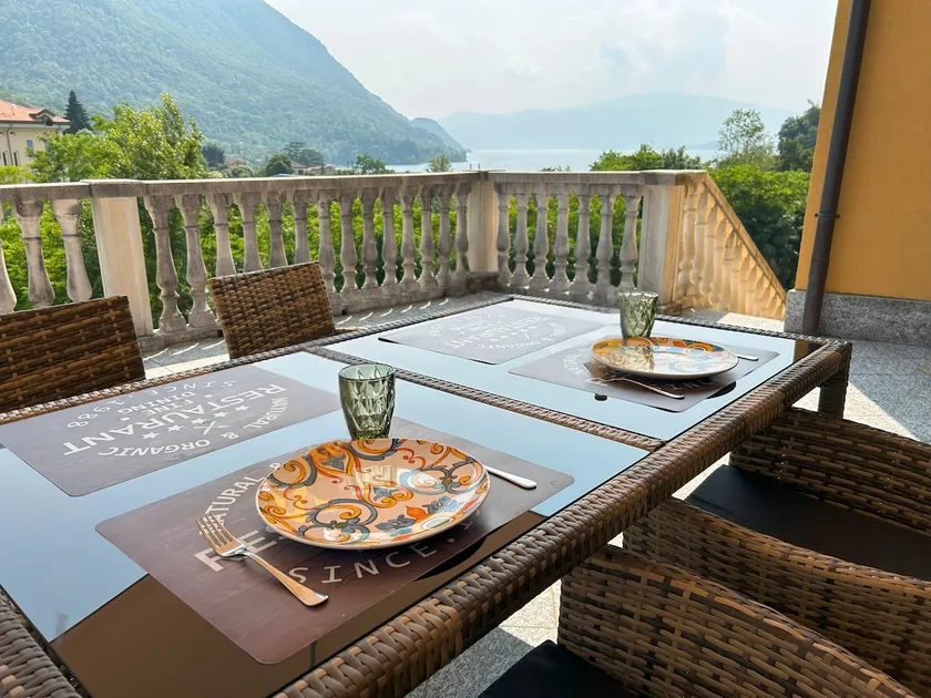 The sun of warm Lake Maggiore 504 - Image 1