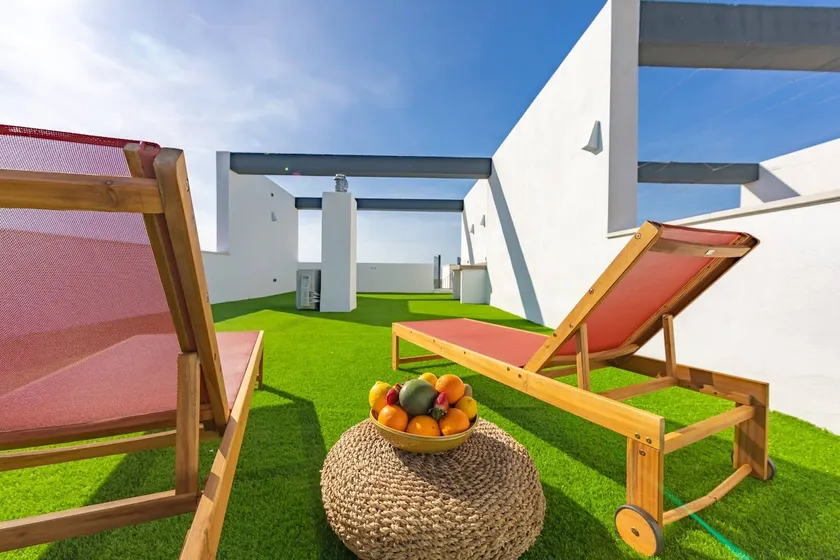 Spacious terrace, pool, private garage, and fiber - Image 1