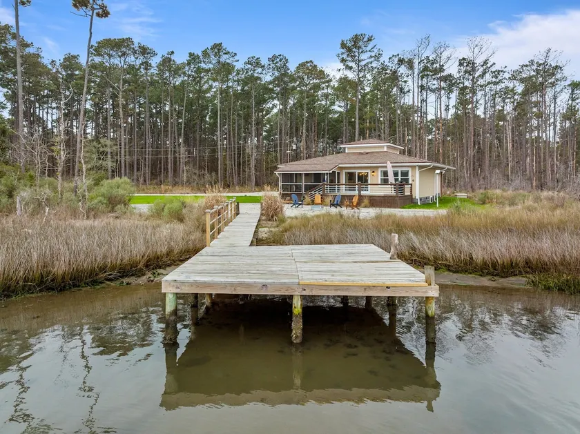 Water's Edge Retreat 3 Bedroom Home by RedAwning - Image 1
